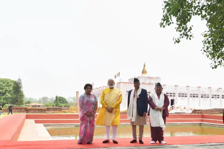 Prime Minister Narendra Modi and Nepal PM Sher Bahadur Deuba in front of the temple