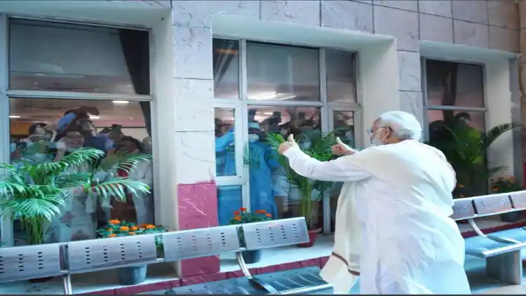 Prime Minister Narendra Modi showing thumbs up to the staff at RML hospital, Delhi on the day