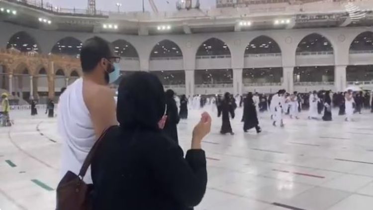 People praying at Masjid al-Haram