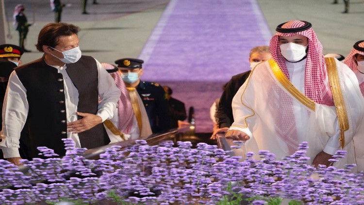 Imran Khan being welcomed on purple carpet