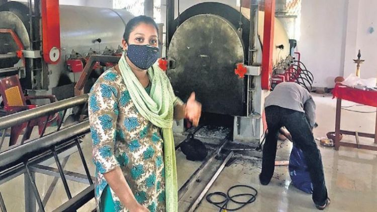 Sabina Rehman at crematorium