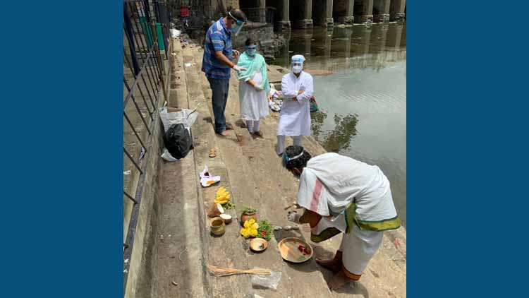 Syed Nasir Hussain and his wife immersing the ashes of Prof Savitri Vishwanathan
