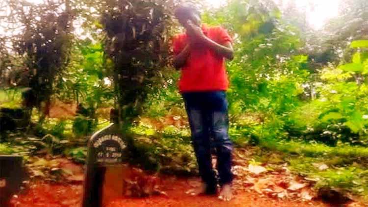 Dheeran at Zubaida's grave