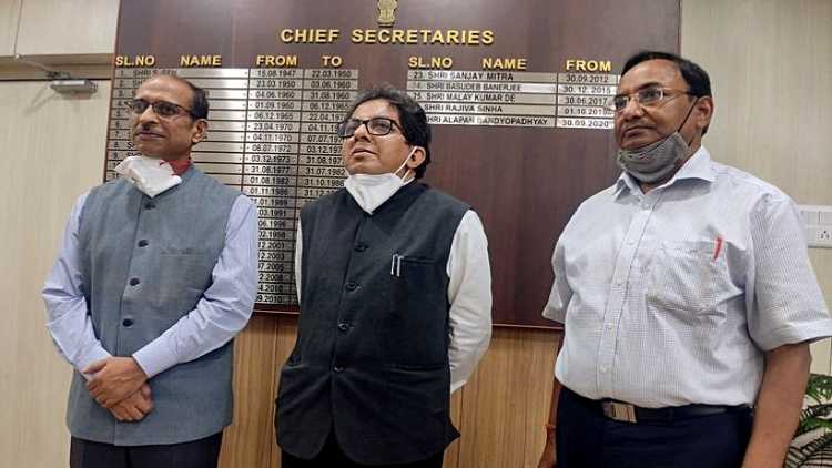 Former Bengal Chief Secretary Alapan Bandyopadhyay (middle)