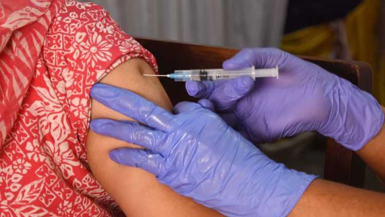 Now 'pink booths' for vaccinating women in UP