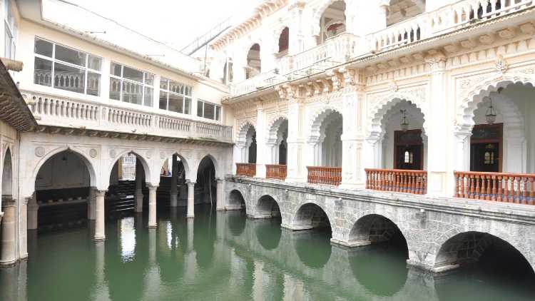 Juma masjid Pond