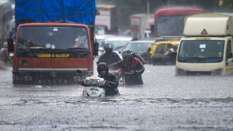 Heavy rains in Mumbai cause waterlogging, traffic snarls