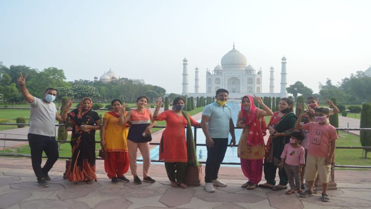Tourists in Taj Mahal