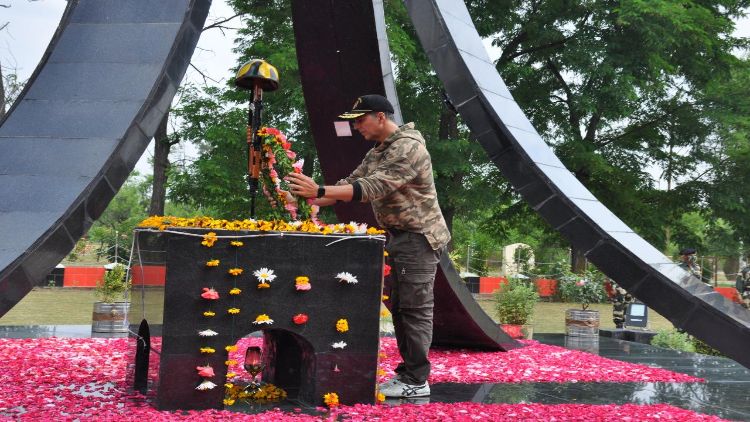 Akshay Kumar laying wreath at the memorial for BSF soldiers (Twitter)