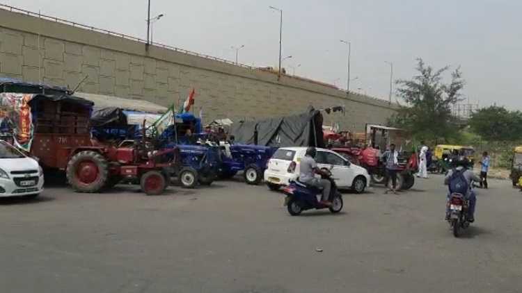 Hundreds of farmers sitting on Ghazipur border