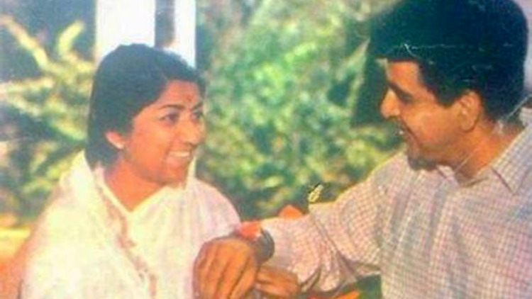 Lata Mangeshkar tying rakhi to Dilip Kumar (Image Courtesy- Lata Mangeshkar-Twitter)