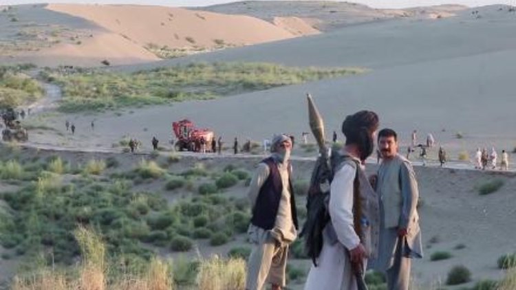 Civilians fighting alongside forces in Balkh, Afghanistan (Image Courtesy: Tolo News)