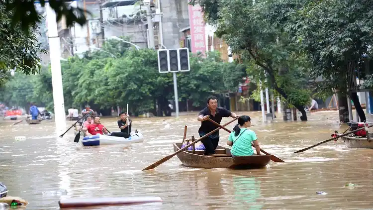 Thousands evacuated as floods ravage China