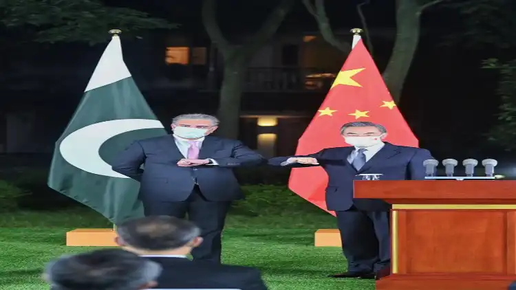 Foreign ministers of Pakistan and China Shah Mehmood Qureshi and Yang Li