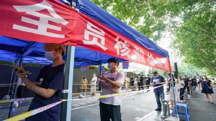People queue up to receive the nucleic acid tests at a testing site in Nanjing