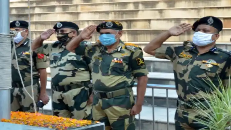 BSF soldiers paying tributes to their fallen colleague
