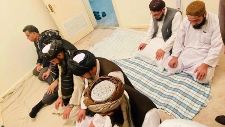 Visuals emerge of ISI chief praying with Taliban