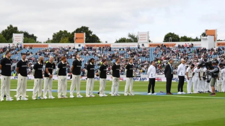 England team dons anti-discriminatory black t-shirts