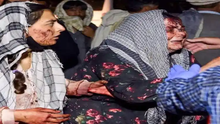 Mothers injured in blast looking for their children in a Kabul hospital (Twitter)