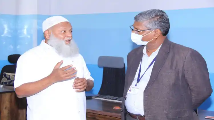 Dr Abdul Qadir interacting with another educationist