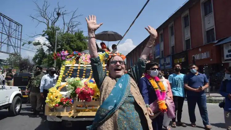 Tableaux passing through Srinagar's Lal Chowk (Basit Zargar) 