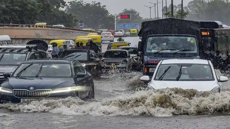 Waterlogging slows traffic in parts of city