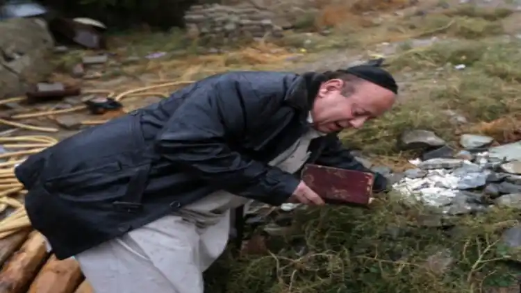  Zablon Simintov praying in a Kabul graveyard