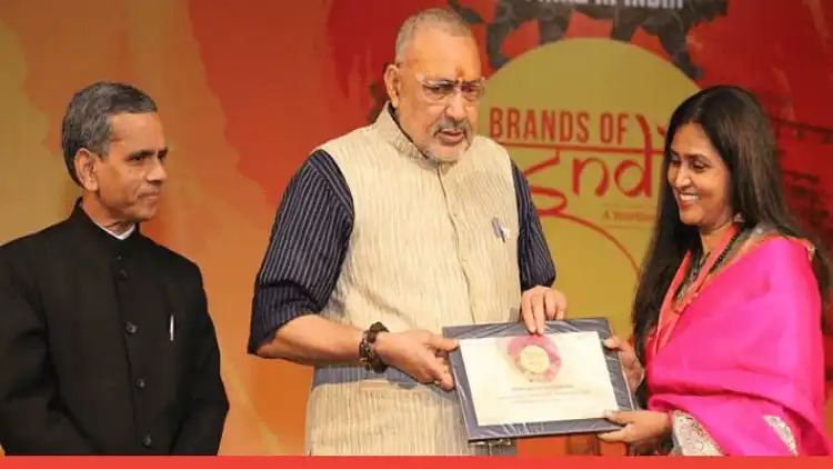 Maryam Mohiuddin receiving an award