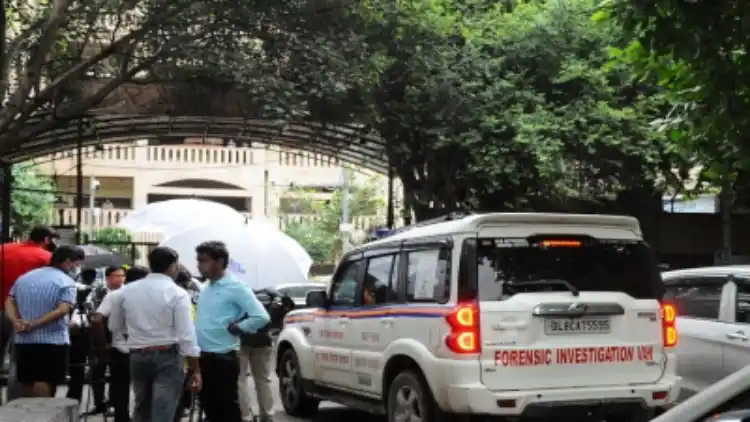 Police outside Court 