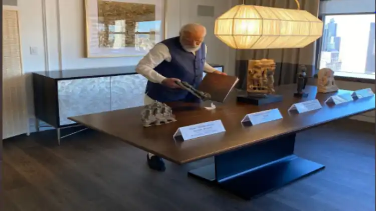 PM Narendra Modi examining the artefacts