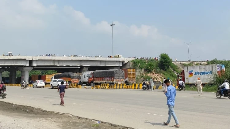 Farmers take lunch on KMP e-way, commuters hassled