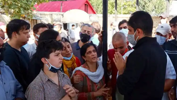 Mayor Junaid Azim Mattu with the family of Makhan lal Bindroo (Twitter)