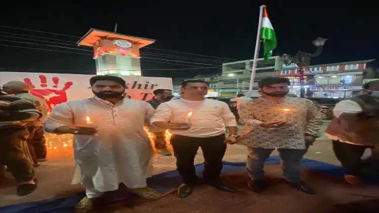 Kashmiri Youth protesting in Srinagar against terrorists (Twitter)