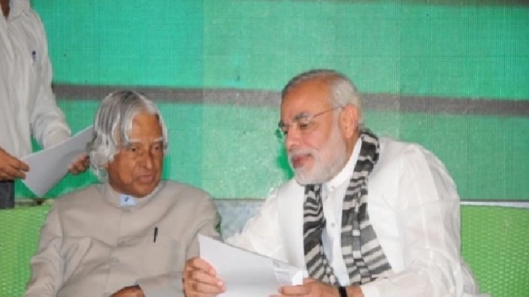 PM Modi with APJ Abdul Kalam (file photo)