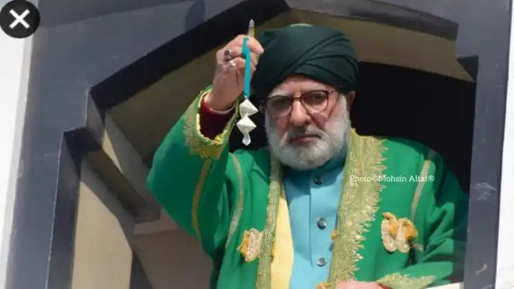 The Holy relic, Moi-e-muqaddas, being displayed for deedar of the devout in Hazratbal
