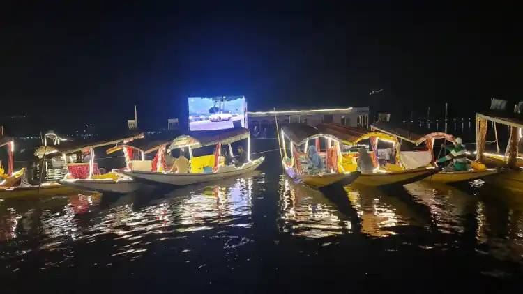 Hindi film Kashmir ki kali being screened in Dal