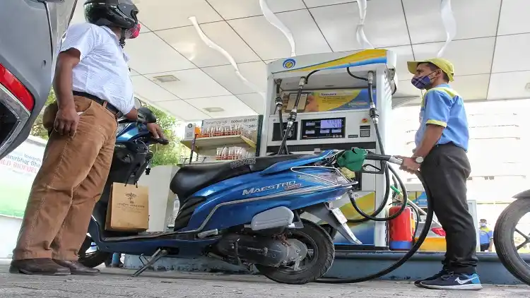 People Filling Petrol after crossed 100 rupees plus of one liter at a Petrol pump