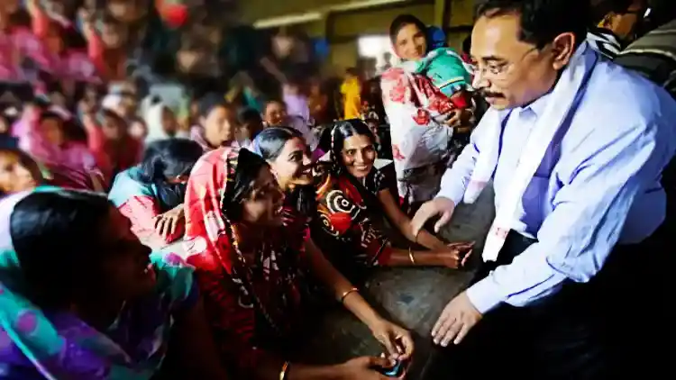 Dr Ilias Ali with women in a camp in Char area