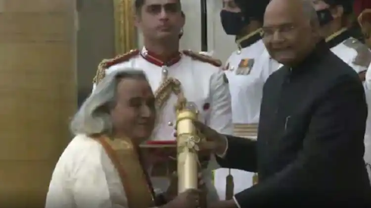 Hindustani classical singer Pandit Chhannulal Mishra receives the Padma Vibhushan award