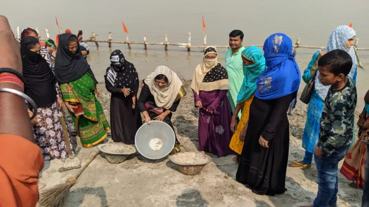 Muslim women cleaning Ghats