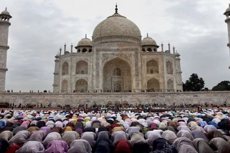 Muslims praying in front of Taj Mahal