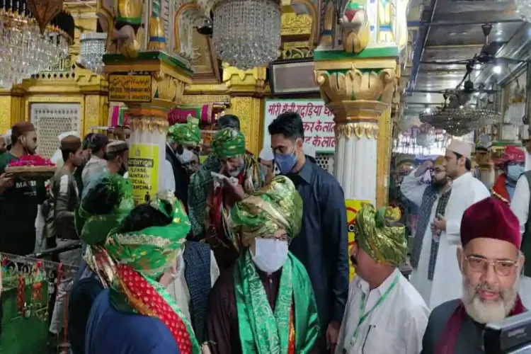 Pakistani pilgrims being honoured with a pagri in Nizamuddin Dargah