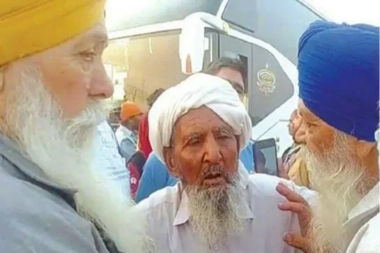 Muhammad Bashir (in center) and Gopal Singh (right in blue turban) at Kartarpur Gurdwara (Twitter))
