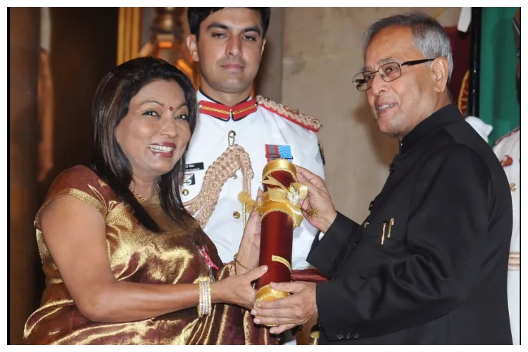 Kalpana Saroj receiving Padma Shri from the then President Pranab Mukherjee