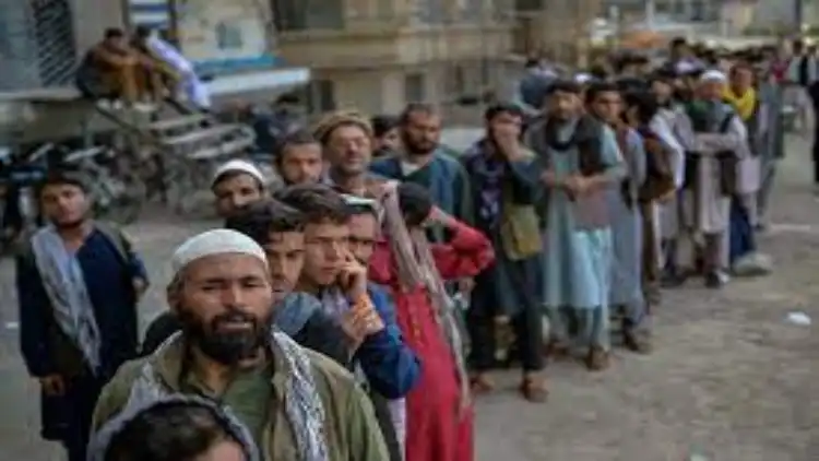 Afghan citizens waiting for food aid