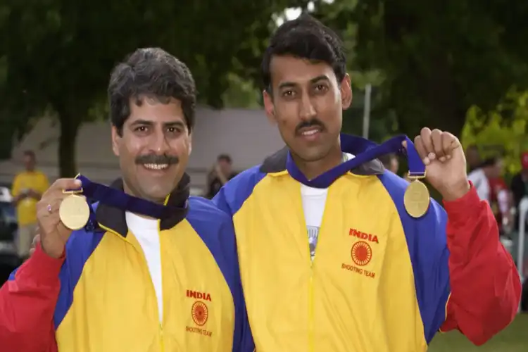 Moraad Ali Khan with Rajyavardhan Singh Rathore with his Commonwealth Games gold medal in 2002