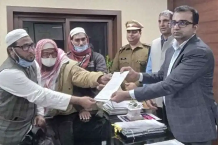 Muslims outfit submitting memorandum to by Dr. Yash Garg, District Deputy Commissioner