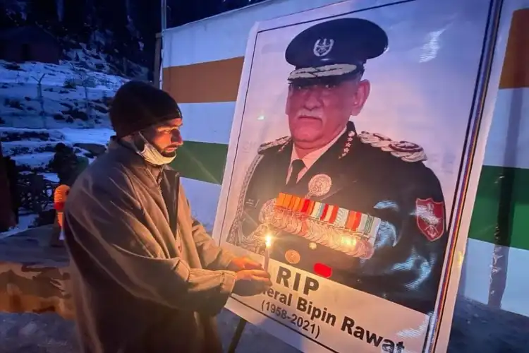 A Kashmiri paying tribute to Gen Rawat at the Line of Control in Kupwara (Twitter)