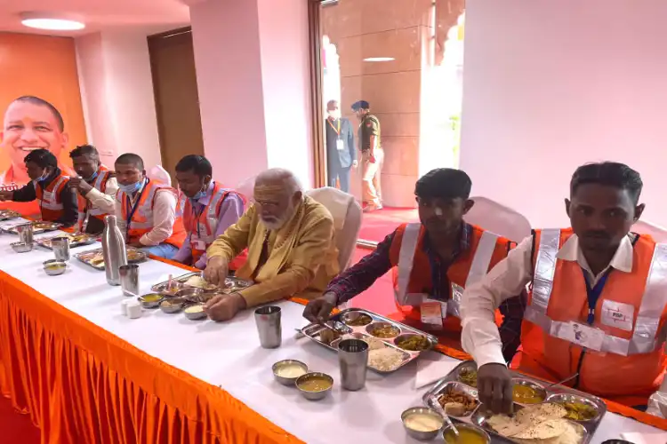 Prime Minister having food with construction workers (Twitter)