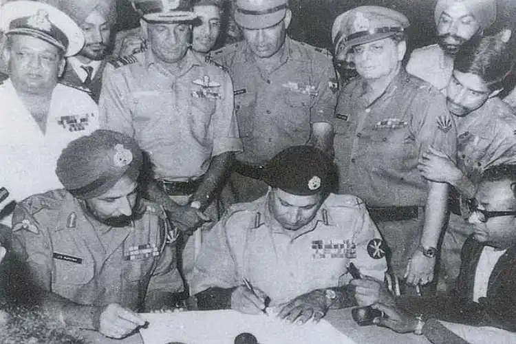 Lt. Gen Niazi signing the instrument of surrender before General Auroraurnalists before the surrender on 16 December, 1971 (1)